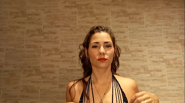 Piękna laska robi najlepszego loda w historii