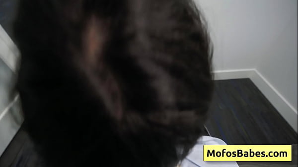 Puszczalska brunetka z niesamowitymi dużymi przyrodzeniami ssie kutasa w biurze i jest bzykana od tyłu – Sasha Pearl, Parker Ambrose