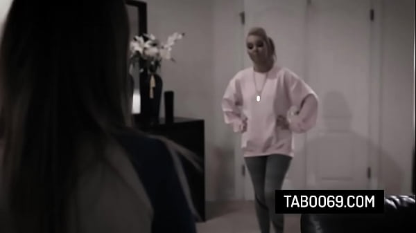 Puszczalska macocha Aaliyah Love przekonuje swoją lesbijską pasierbicę Kristen Scott do pieprzenia się z jej chłopakiem