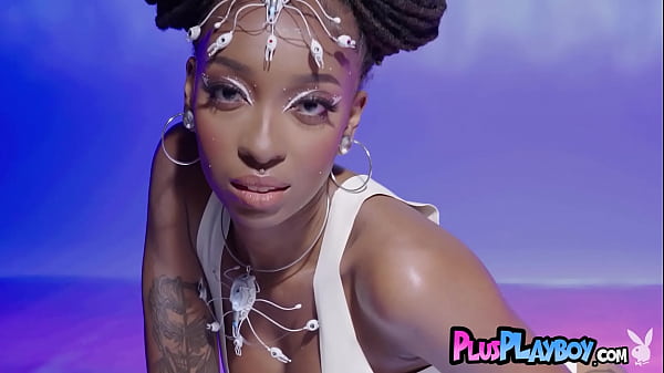 Seksowne duże cycki azjatycki MILF Asa Akira i gorąca czarna nastolatka Sabrea Phenix pozowały