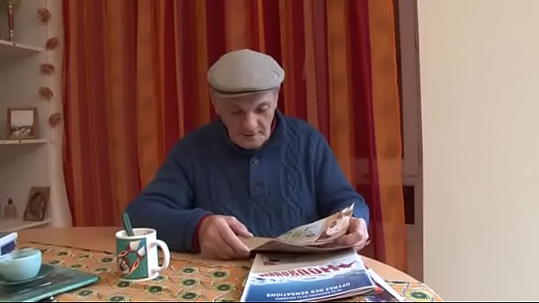 Tandetna ruda ma trójkąt z młodym i starszym mężczyzną