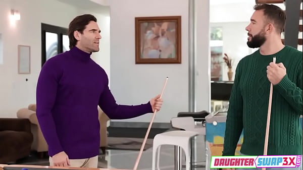 To najlepszy sposób, aby twoje pasierbice nauczyły się seksu, pozwól im ssać twojego wielkiego kutasa i zamień się z przyjacielem, aby pieprzyć ich ciasne mokre cipki.