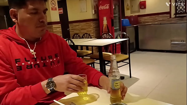 UF JAKA TO PRZYJEMNOŚĆ WKŁADAĆ KUTASA W USTA BRUNETKI Z WIELKIM TYŁKIEM