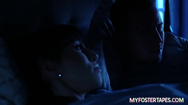 W ten sposób poprawia się więź rodzinna z nową przybraną córką. Rodzice i pasierbica cieszą się nocą przyjemności.