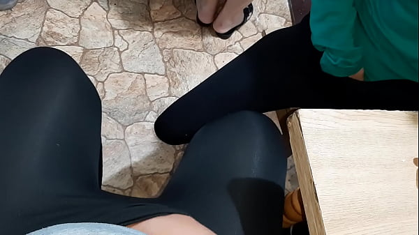 Walimy konia naszej macosze, podczas gdy ona gotuje obiad – Orgazm latający u dziewczyn