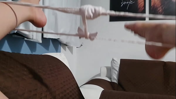 ZAPACH SPERMY SPŁYWAJĄCEJ PO JEJ NODZE !!! NIEGRZECZNA DZIEWCZYNA MASTURBUJE SIĘ NA KANAPIE … MOKRA