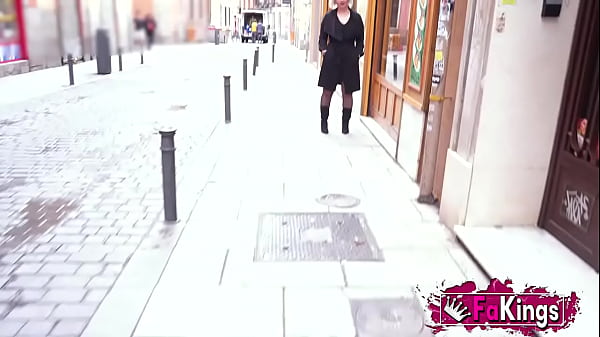 Amatorska blond mamuśka poluje na dobrze zawieszonego żółtodzioba na ulicach Madrytu!
