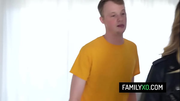 Biuściasta macocha Armani Black przyłapuje swojego pasierba na ostrym seksie z nową dziewczyną, więc dołącza do niego.