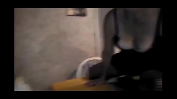 Mawmaw Kim jest głównym daniem na kuchennym stole, a Hung Maniaque jest głodna