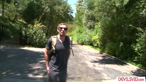 Milf Erica Lauren uwodzi, a następnie pieprzy pasierba sąsiadów