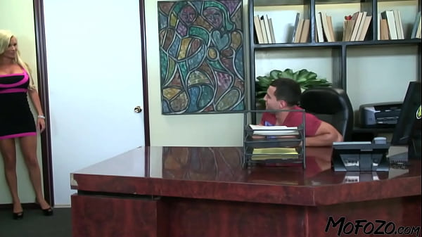 MOFOZO.com – Biuściasty MILF dostaje spermę na usta!