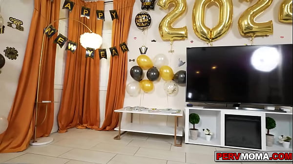 Pasierb Austin sprawia, że jego macocha Lilian Stone czuje się dobrze podczas pożądliwej sesji, gdy odliczają do nowego roku