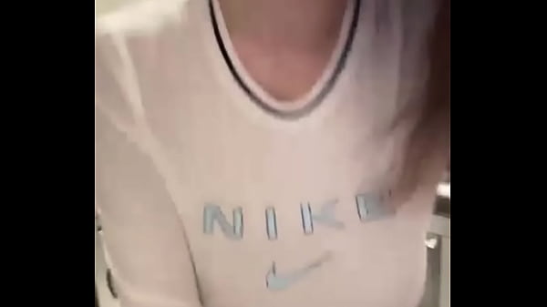 Macocha pieści jej nabrzmiałe mleczne cycki i sutki