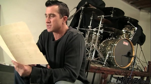 MOFOZO.com – Blondynka MILF z dużymi cyckami cieszy się dickridingiem