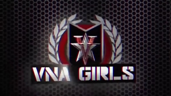 Penny Pax używa swojego głębokiego gardła i naturalnych cycków do wydojenia Alex Legend!