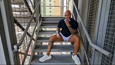 Motoboy fodeu minha buceta no predio da empresa – Casada safada, viu motoboy pauzudo e fodeu com o safado na escada da empresa, corno nao sabe que esposa é puta